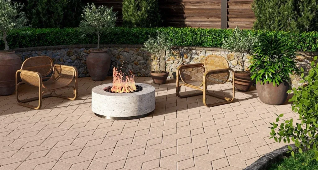 Затишний внутрішній дворик із вогнищем та кріслами