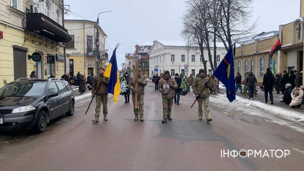 Військові з прапорами на вулиці під час церемонії