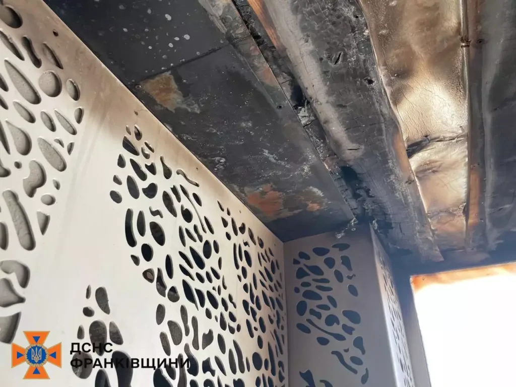 Пошкоджена пожежею стеля у будівлі