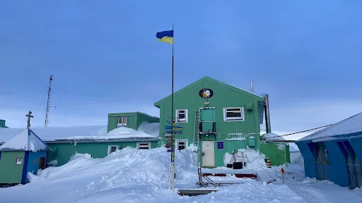 Українська антарктична станція серед снігу