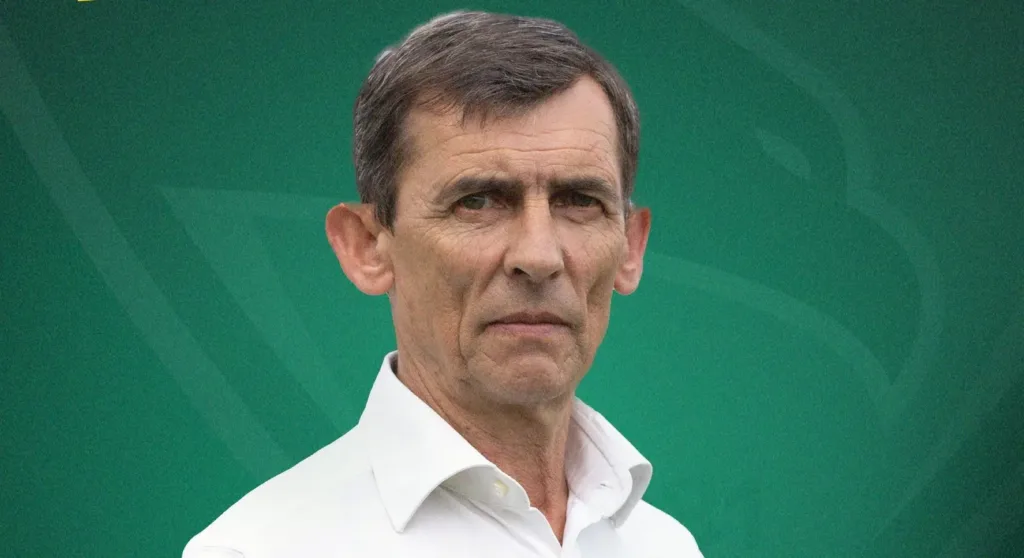 Чоловік у білій сорочці на зеленому тлі