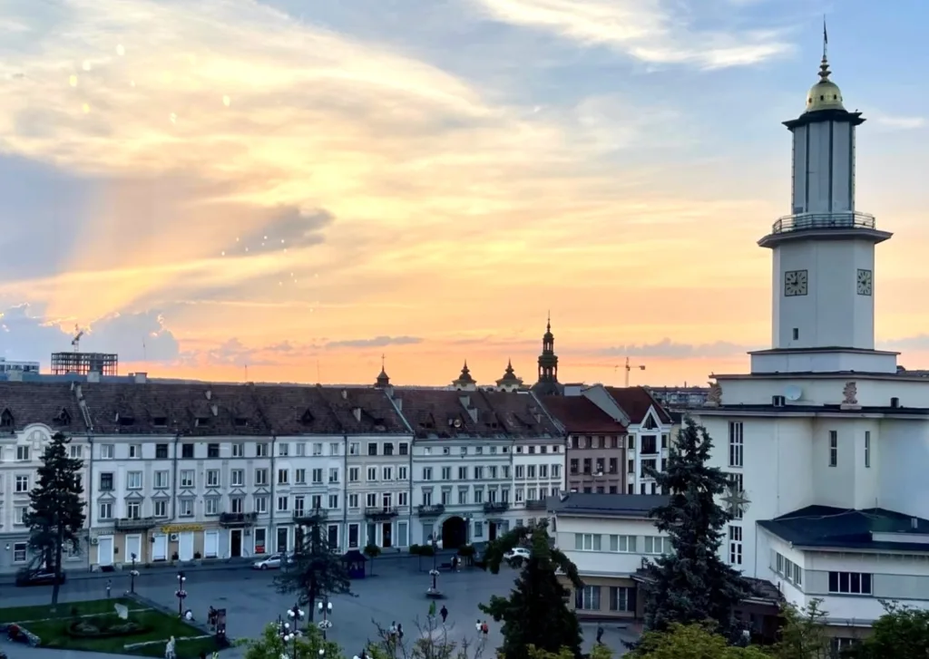 Площа міста з ратушею під час заходу сонця