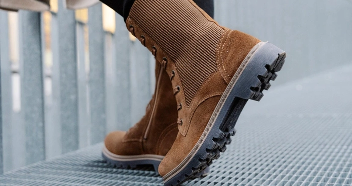 Коричневі замшеві черевики на грубій підошві