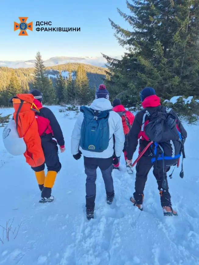 Рятувальники йдуть у засніжені Карпати взимку
