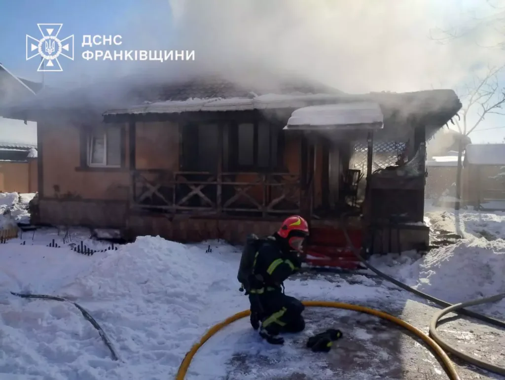 Пожежник гасить будинок взимку