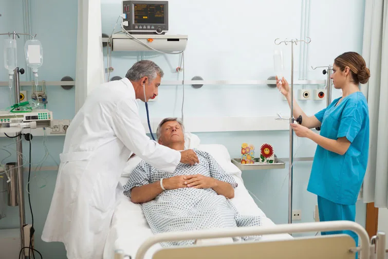 Лікар і медсестра доглядають пацієнта в лікарні