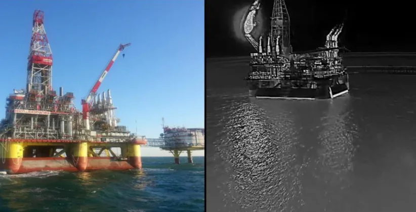 Морська нафтова платформа з кранами в океані