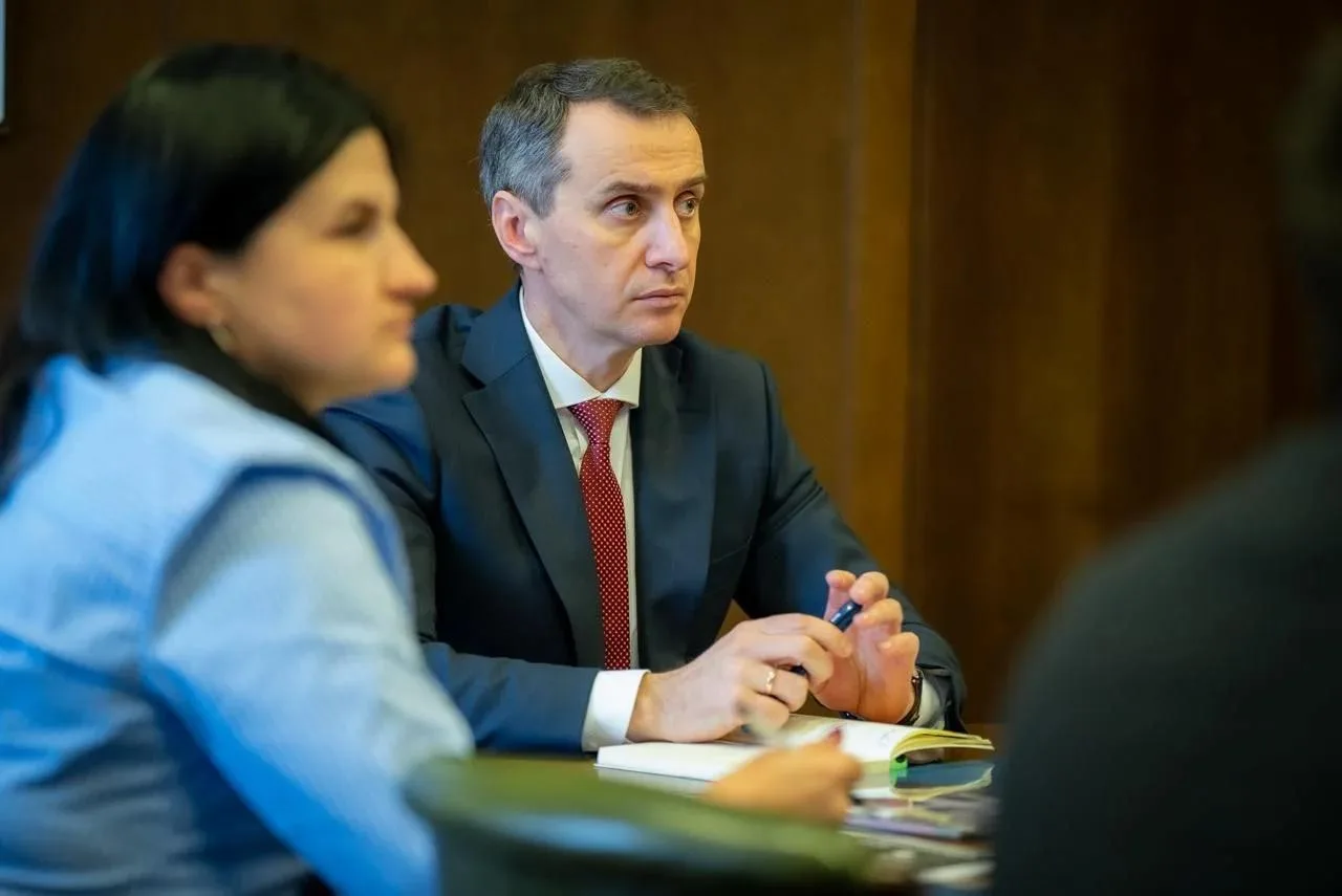 Люди на діловій зустрічі за столом