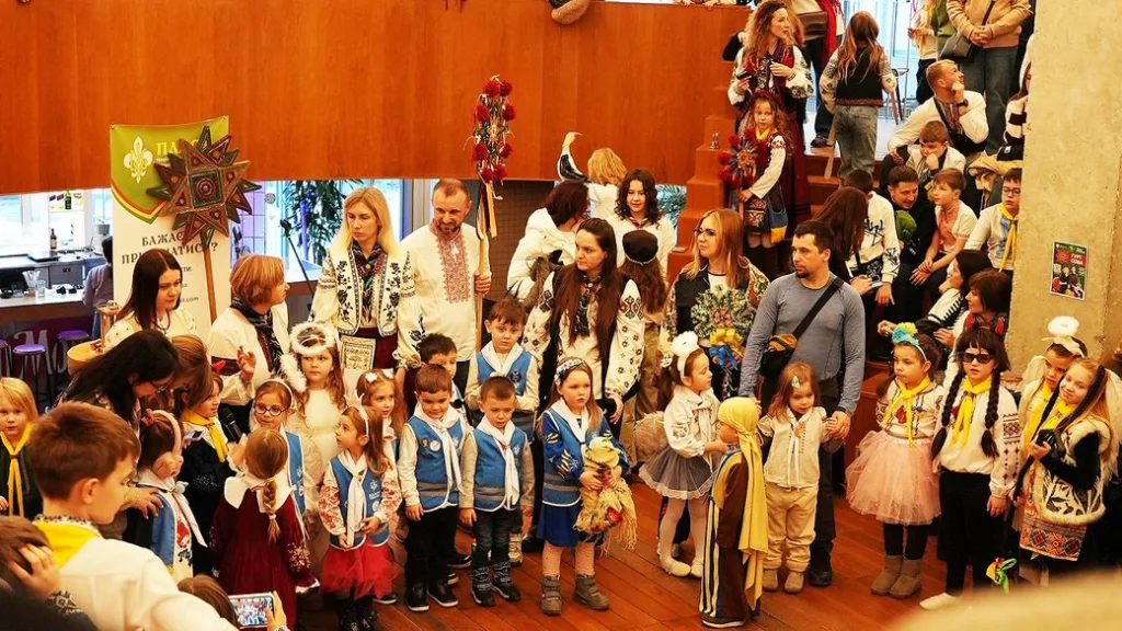 Діти та дорослі у вишиванках святкують Різдво