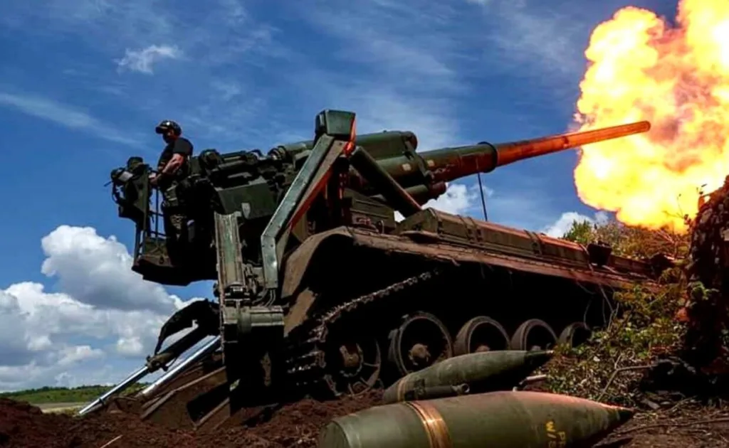 Самохідна артилерія веде вогонь на полі бою