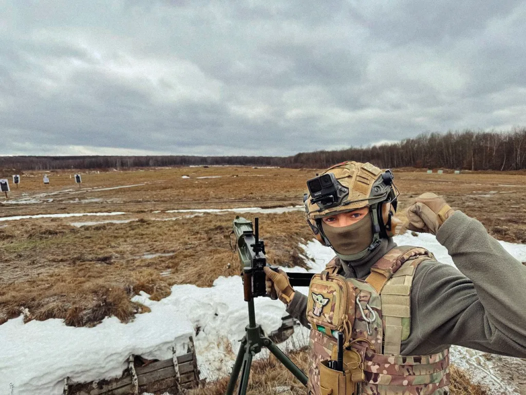Військовий на полігоні демонструє силу