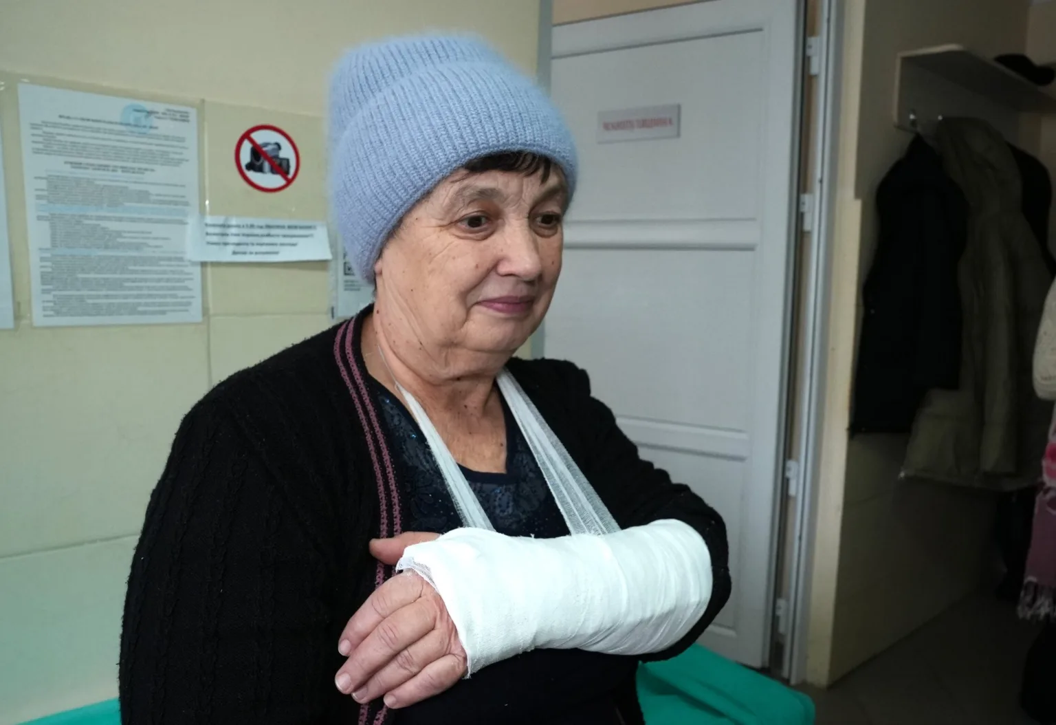 Жінка з забинтованою рукою у лікарні