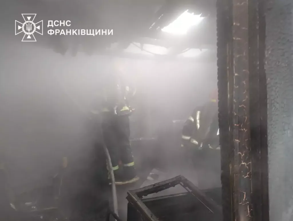 Пожежники гасять вогонь у задимленому приміщенні