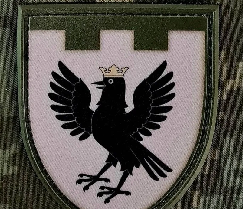 Емблема з чорною вороною у короні