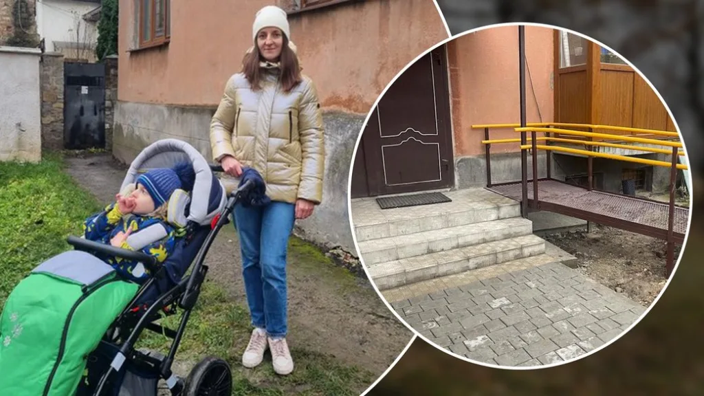Мати з дитячим візком біля будинку з пандусом