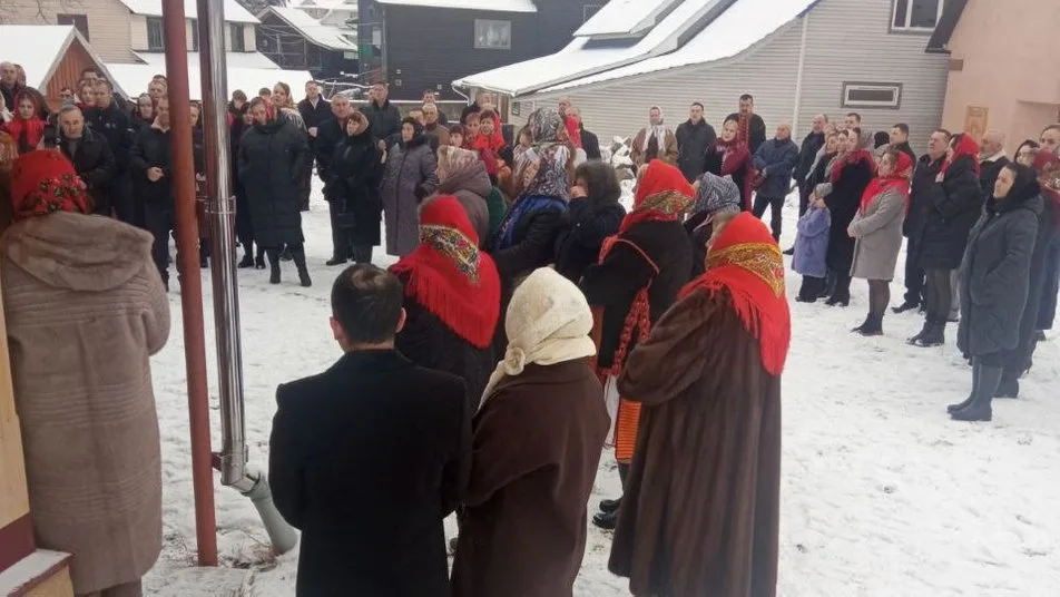Люди зібралися на подвір’ї взимку для події
