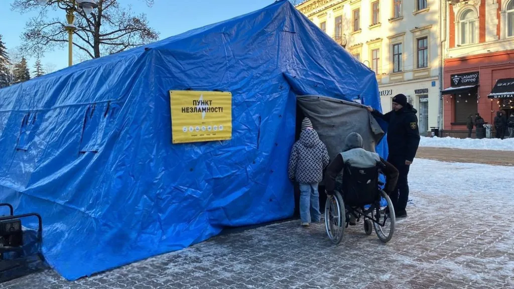 Пункт Незламності у синьому наметі взимку