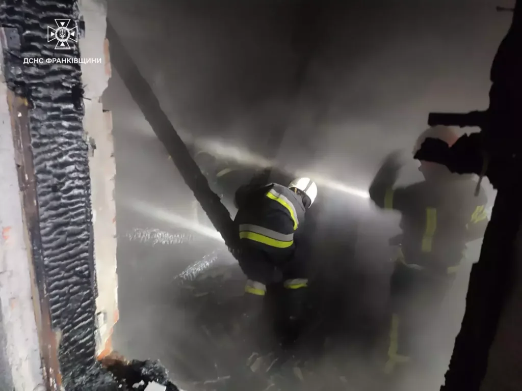 Пожежники гасять вогонь у задимленому приміщенні