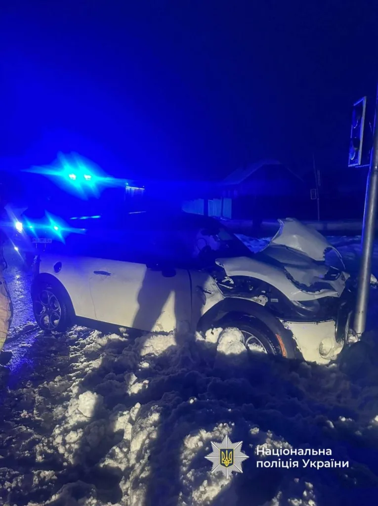 Нічна ДТП у снігу, працює поліція України