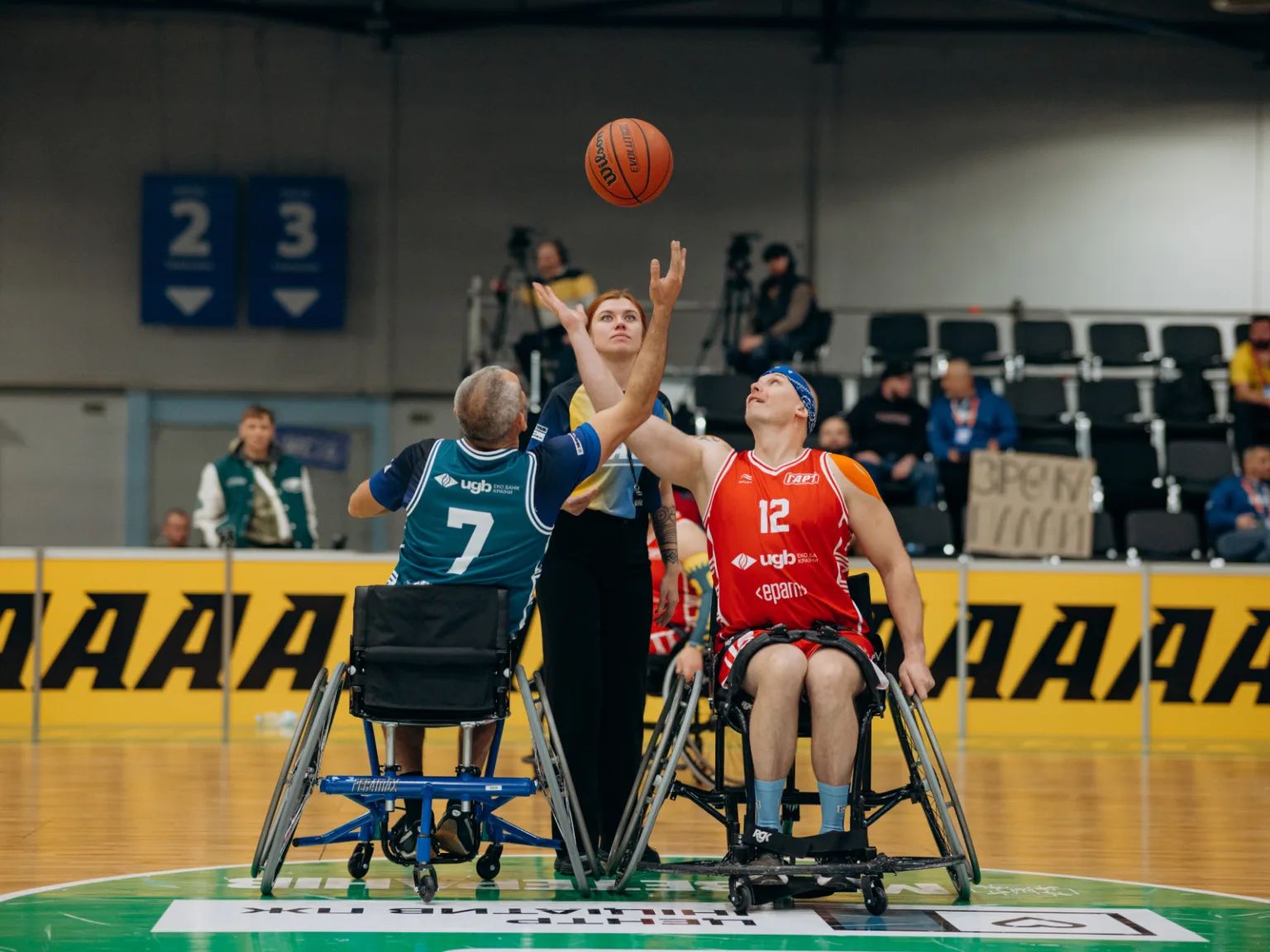 Баскетболісти на візках змагаються на майданчику