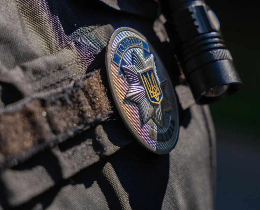 Нагрудний жетон поліції України на формі