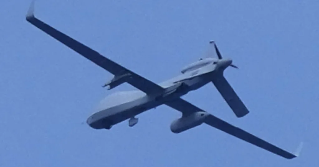 Військовий безпілотник летить у небі