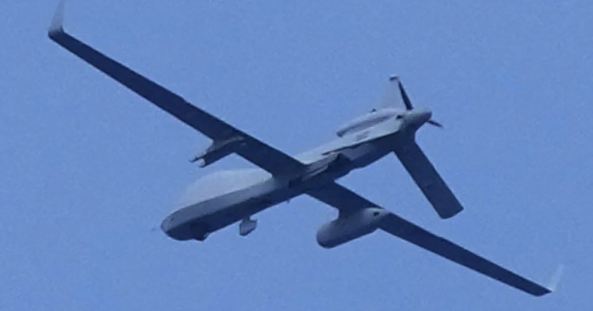 Військовий безпілотник летить у небі