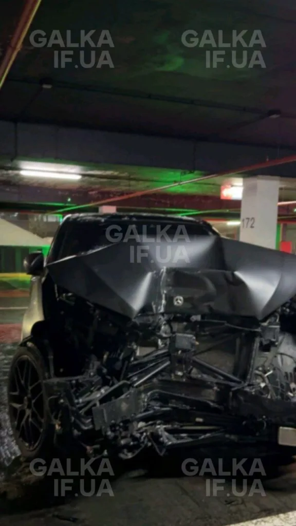 Пошкоджений автомобіль у підземному паркінгу