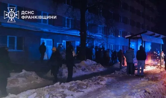 Пожежники та люди біля будинку взимку