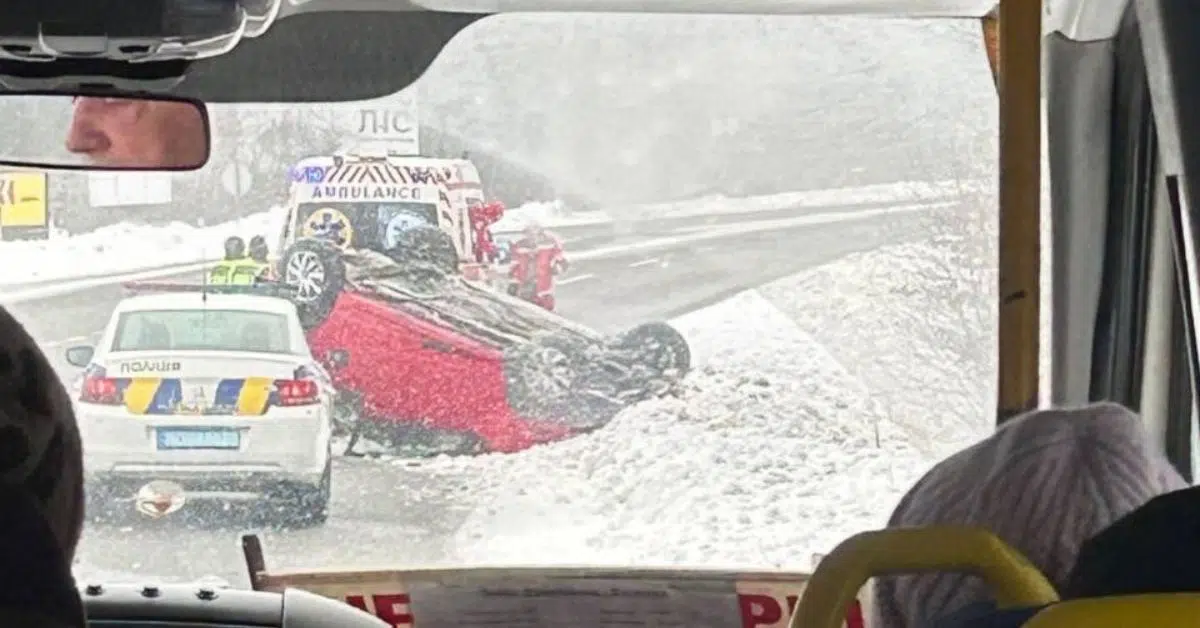 ДТП на зимовій дорозі, перевернуте червоне авто