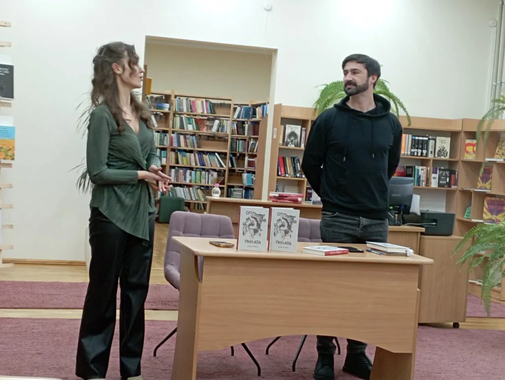 Презентація книг у бібліотеці з двома спікерами