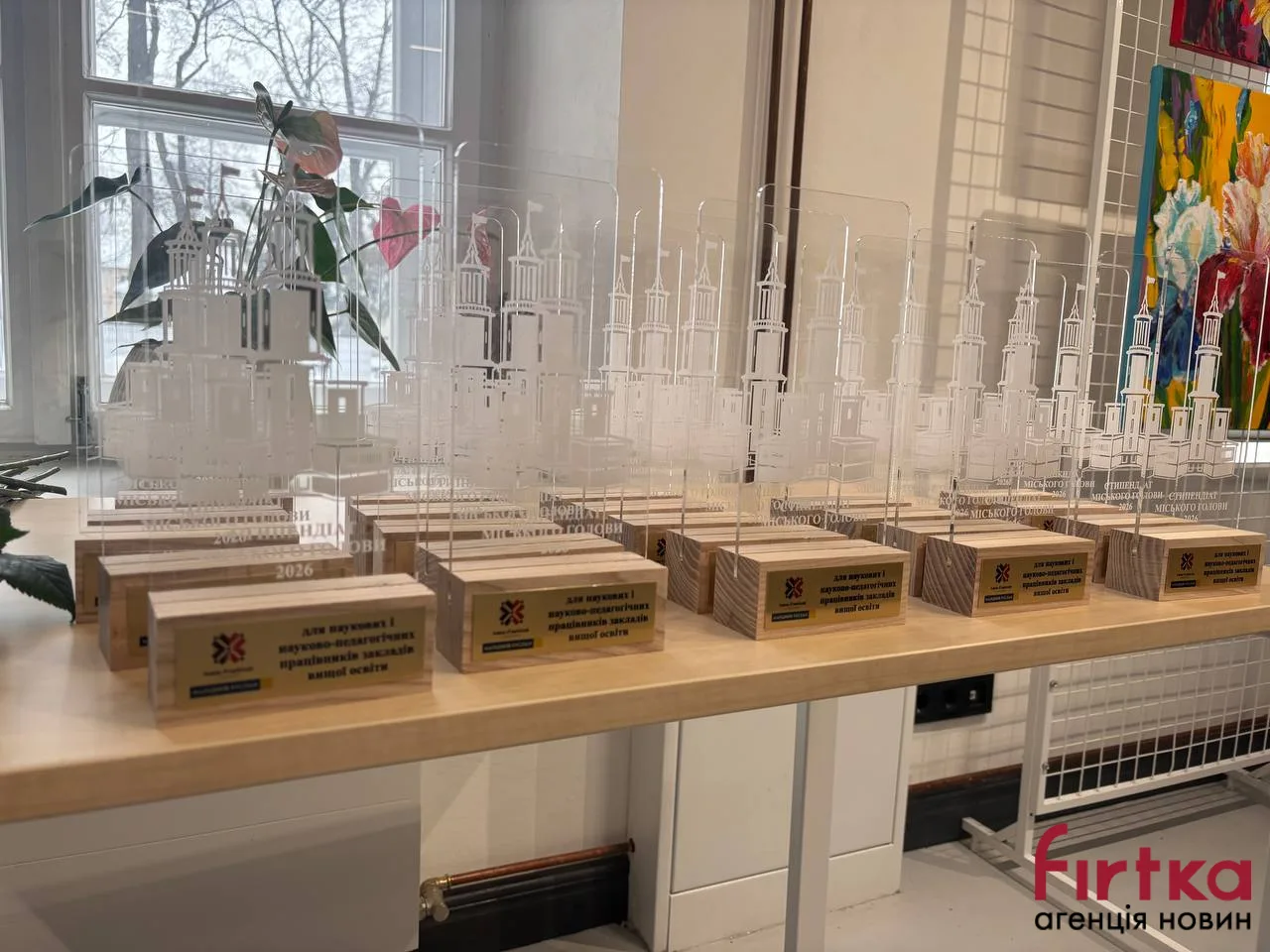 Нагороди на столі у яскравій виставковій залі