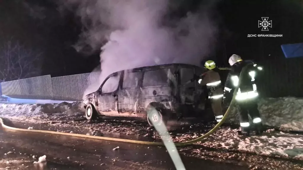 Пожежники гасять палаючий автомобіль уночі