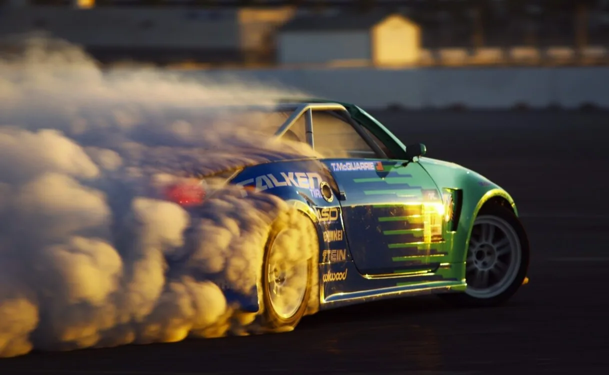 Автомобіль дрифтує, підіймаючи клуби диму