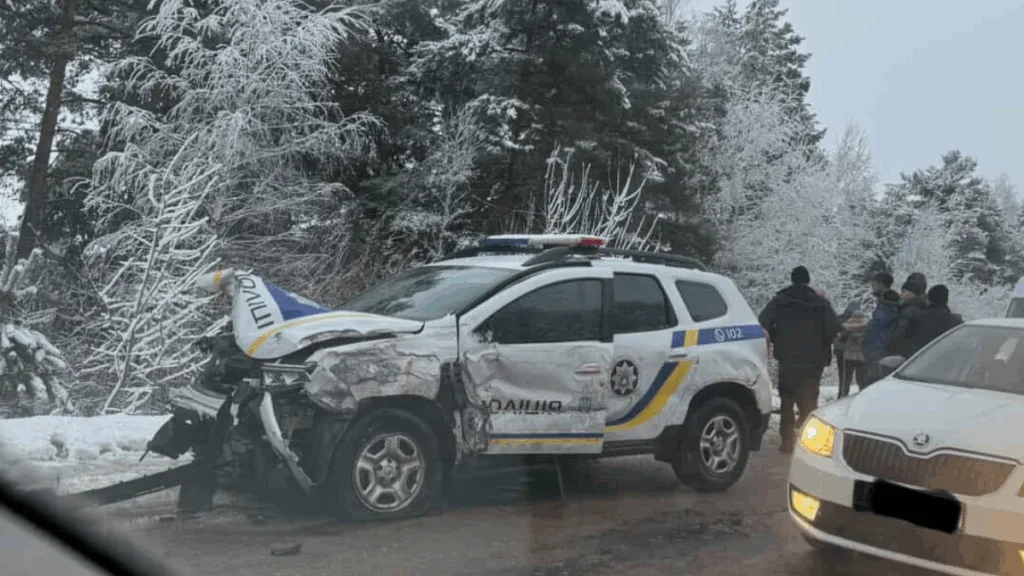 Пошкоджене поліцейське авто після аварії на снігу