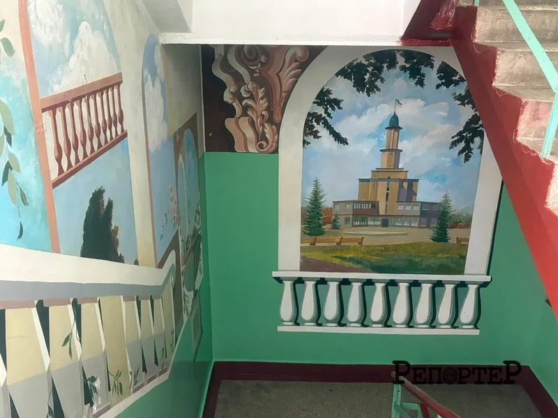 Настінний розпис із міським пейзажем у під'їзді