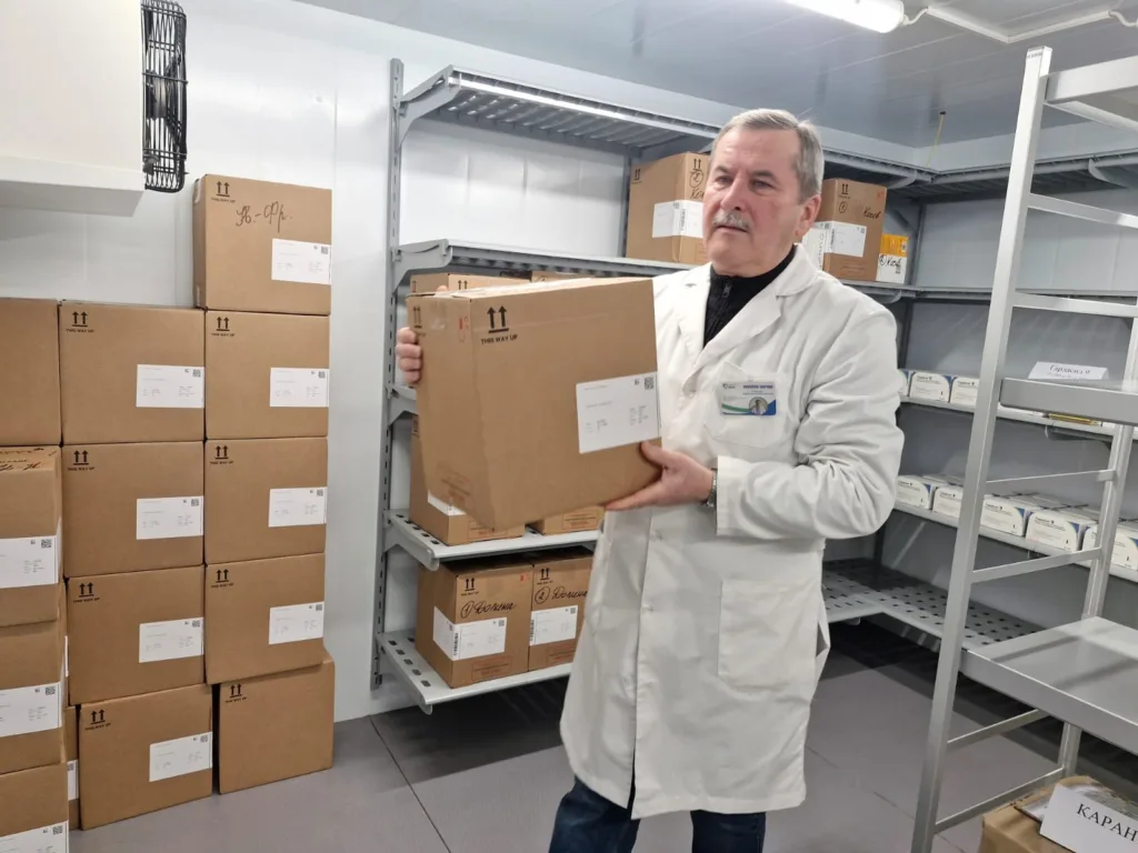 Працівник складу тримає коробку з товаром