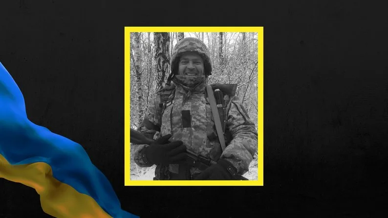 Український військовий у зимовому камуфляжі в лісі