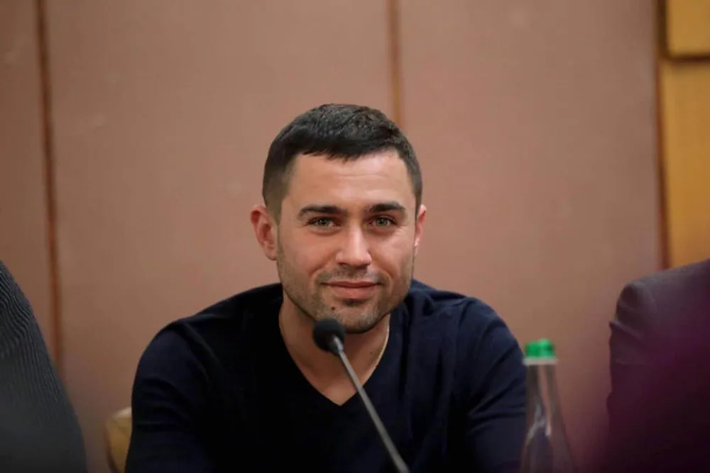 Чоловік говорить у мікрофон під час зустрічі