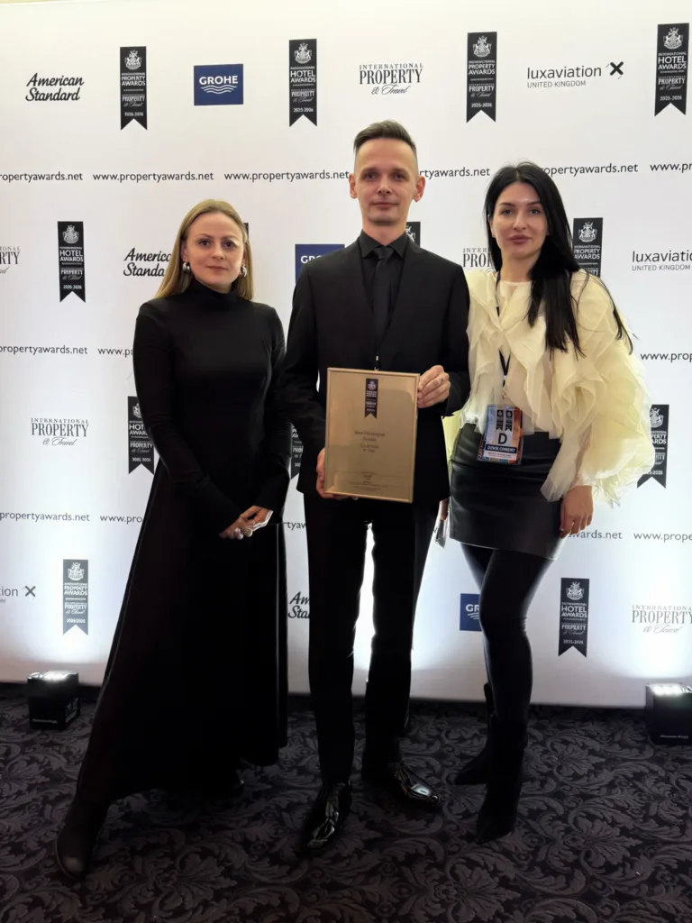 Троє людей отримують нагороду на церемонії премії