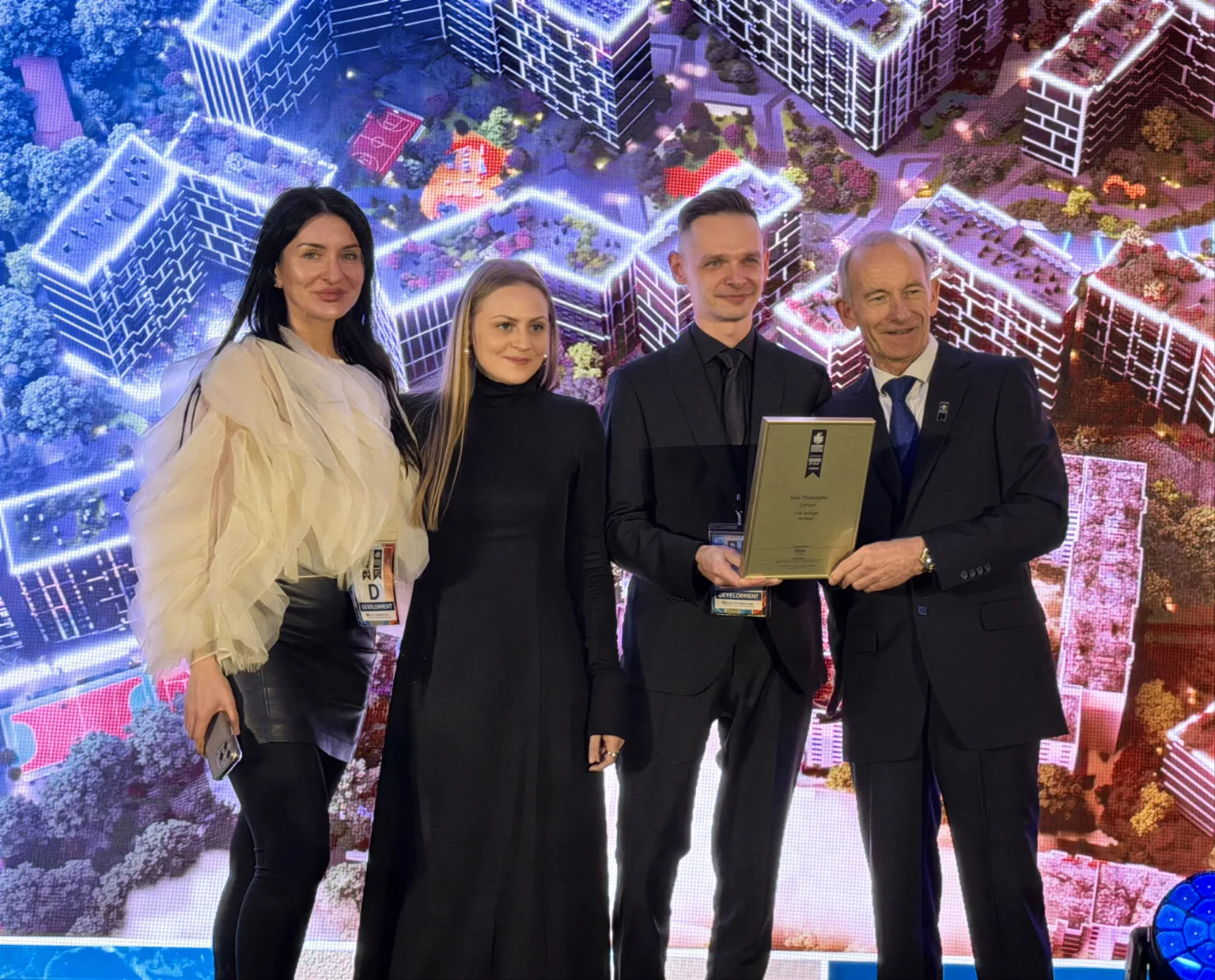 Група людей отримує архітектурну нагороду на сцені