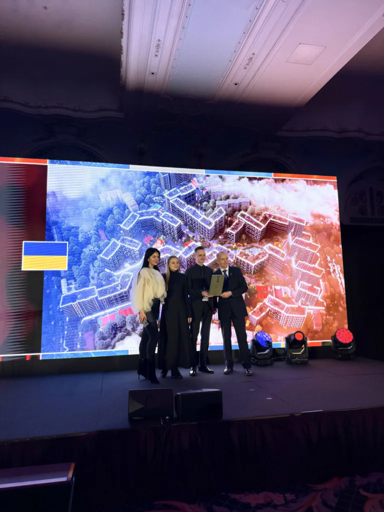 Нагородження на сцені перед великим екраном