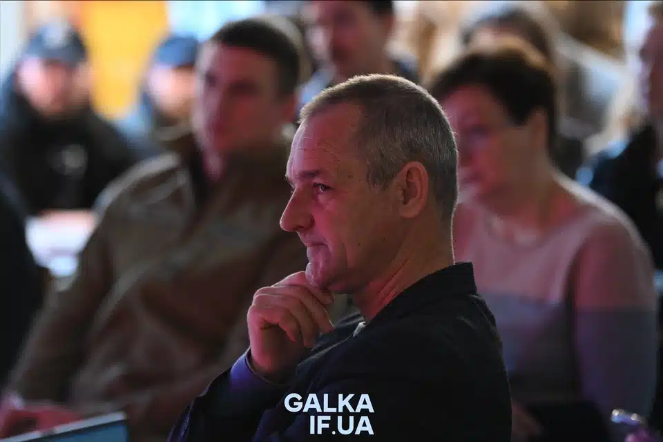 Чоловік уважно слухає на конференції