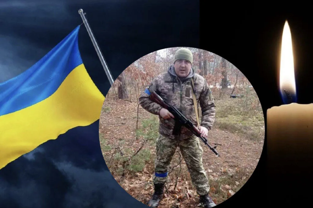 Український військовий, прапор і запалена свічка пам’яті