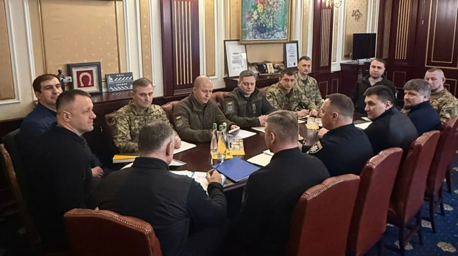 Військові та чиновники на нараді за столом