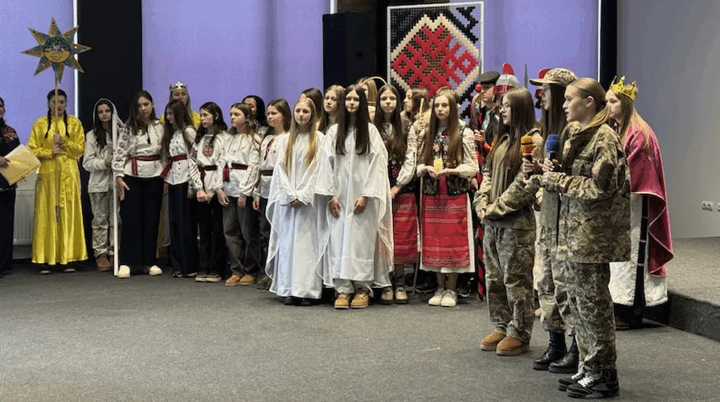Учні у народних костюмах виступають на сцені