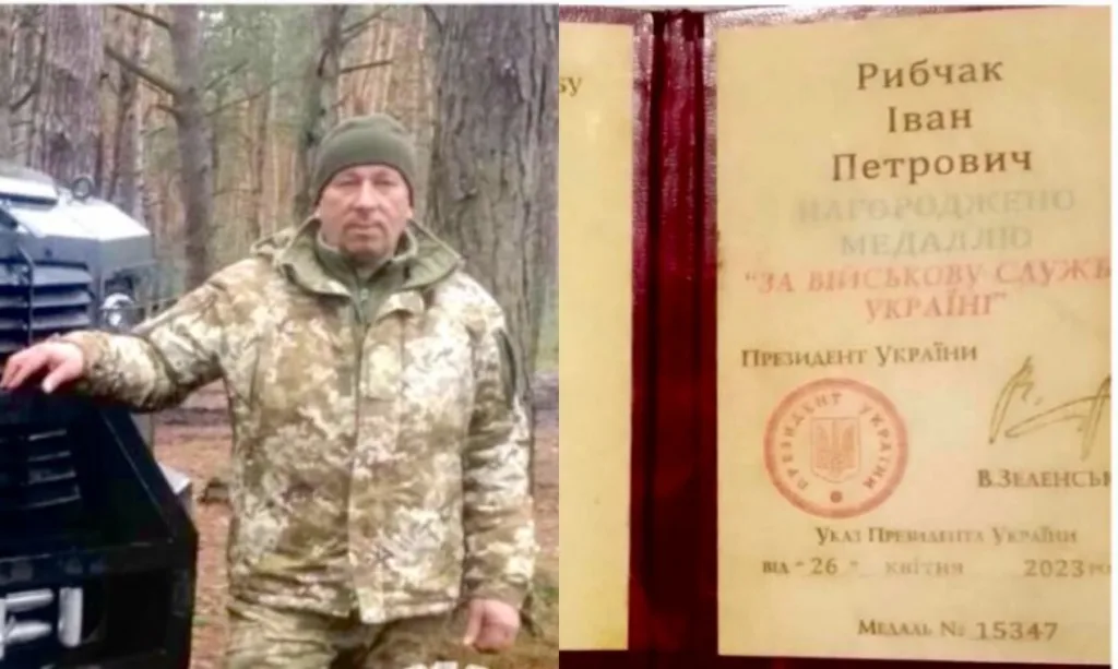 Військовий отримує медаль за службу Україні