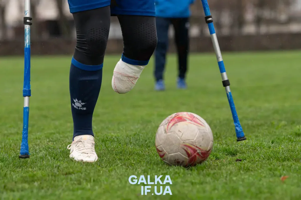 Ампфутболіст грає у футбол на полі