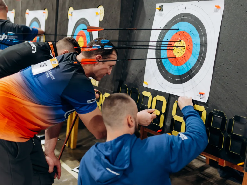 Спортсмени перевіряють результати стрільби з лука