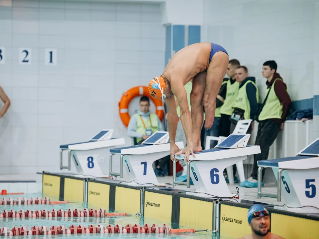 Плавець готується до старту на змаганнях